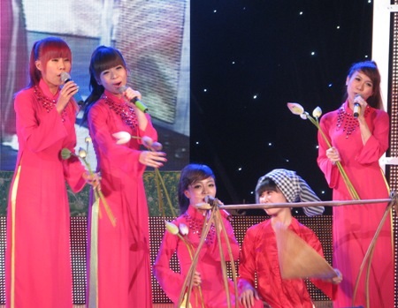 "Sôi sùng sục" cùng "vợ chồng" Đan Trường - Phi Nhung - 3 Các cô gái nhóm Dáng Việt duyên dáng thể hiện