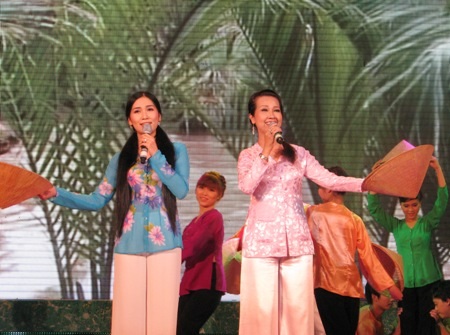 "Sôi sùng sục" cùng "vợ chồng" Đan Trường - Phi Nhung - 7 ...ăn ý với những làn điệu dân ca trong Sông nước Cần Thơ.