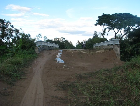 Cầu "hoành tráng" bị bỏ hoang vì... không có đường dẫn - 6 Một cây cầu khác bên bờ Trường Phú 1 cũng đang chờ... đường đi. (Ảnh: Huỳnh Hải)