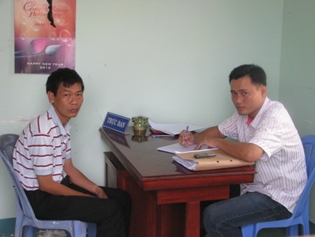 Chở 3, không đội mũ bảo hiểm còn tấn công cảnh sát - 1 Công an (phải) đang lấy lời khai một trong ba đối tượng vi phạm. (Ảnh: Huỳnh Hải)