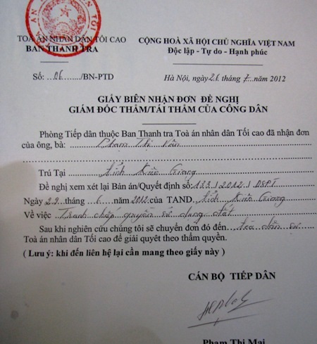 Vụ kiện đất đai ở Kiên Giang: Chờ đợi giám đốc thẩm để “giải oan” - 3 Bà Phạm Thị Vân đang trình bày những bức xúc khiếu nại với PV Dân trí