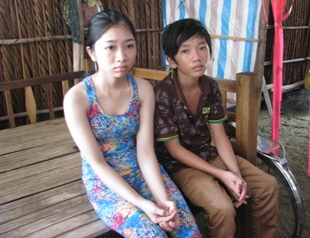 Căn nhà xiêu trước trống sau của hai chị em Hằng nhưng không biết khi nào mới có tiền để sửa lại.