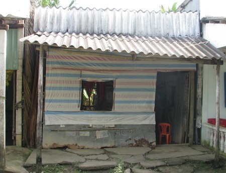 Căn nhà xiêu trước trống sau của hai chị em Hằng nhưng không biết khi nào mới có tiền để sửa lại.