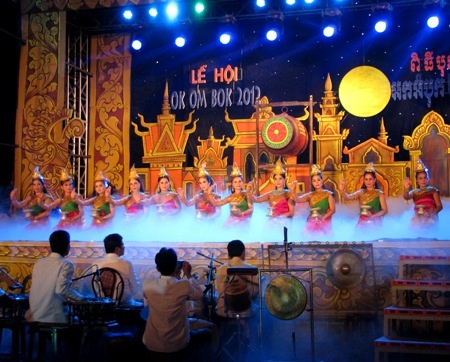 Hàng ngàn người dân đổ về Ao Bà Om dự Lễ Ok-Om-Bok - 6 Những điệu múa ấn tượng...