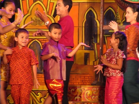 Hàng ngàn người dân đổ về Ao Bà Om dự Lễ Ok-Om-Bok - 13 Người lớn, trẻ nhỏ vui múa hát mừng bội thu.