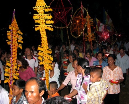 Hàng ngàn người dân đổ về Ao Bà Om dự Lễ Ok-Om-Bok - 17 Thả hoa đăng xuống Ao Bà Om cầu mong những điều tốt đẹp.