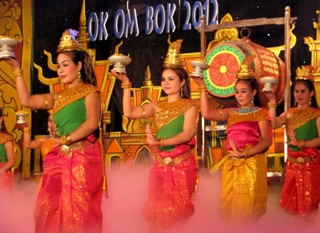 Hàng ngàn người dân đổ về Ao Bà Om dự Lễ Ok-Om-Bok - 7 Những điệu múa ấn tượng...
