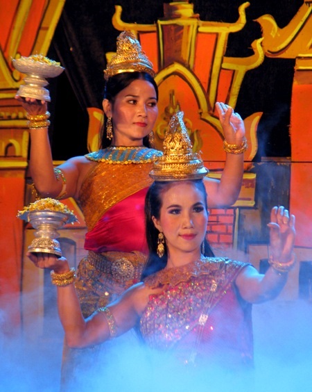 Hàng ngàn người dân đổ về Ao Bà Om dự Lễ Ok-Om-Bok - 9 ...và cận cảnh nét đẹp văn hóa Khmer.