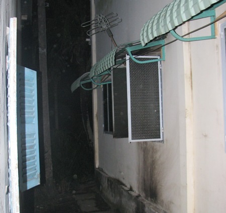 Phóng hỏa, chém người khiến 6 nạn nhân thương vong - 2 Cửa sổ bên hông nhà nơi hung thủ tưới xăng và quăng mồi lửa vào bên trong...