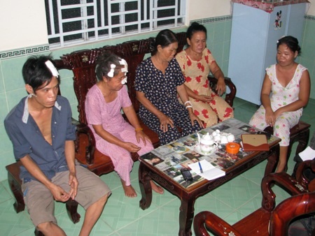 Phóng hỏa, chém người khiến 6 nạn nhân thương vong - 1 5 nạn nhân bị chém từ trái qua: Nhí, Phe, Hen, Phỉ và Thúy. (Ảnh: Huỳnh Hải)