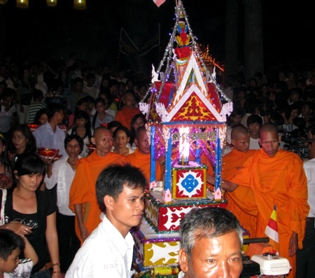 Hàng ngàn người dân đổ về Ao Bà Om dự Lễ Ok-Om-Bok - 18 Thả hoa đăng xuống Ao Bà Om cầu mong những điều tốt đẹp.