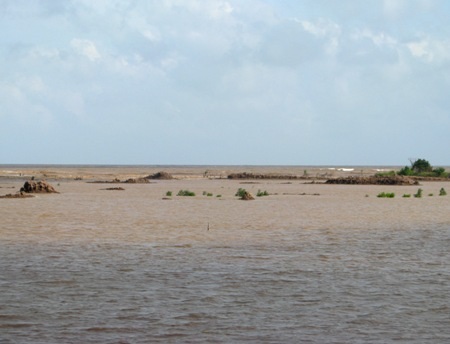 Đê biển nguy cơ sạt lở, đe dọa hàng ngàn hộ dân - 2 Đê biển Hải Thành Hòa đi qua địa bàn ấp Mù U, xã Dân Thành, huyện Duyên Hải, tỉnh Trà Vinh.