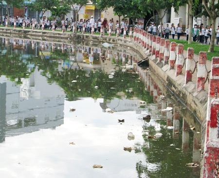 Ngập tràn rác trong ngày phát động...tuyến đường kiểu mẫu - 6 Đi diễu hành phát động trên bờ, trong khi rác ngập tràn dưới hồ trông rất ô nhiễm. (Ảnh: Huỳnh Hải)