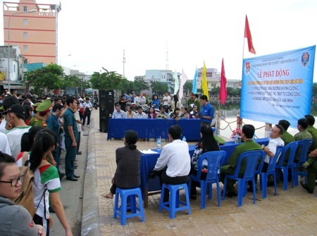 Ngập tràn rác trong ngày phát động...tuyến đường kiểu mẫu - 1 Ngập tràn rác trong ngày phát động...tuyến đường kiểu mẫu