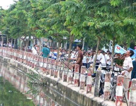 Ngập tràn rác trong ngày phát động...tuyến đường kiểu mẫu - 8 Vô tư câu cá tại hồ tiền tỷ trong ngày phát động tuyến đường văn hóa, văn minh. (Ảnh: Huỳnh Hải)