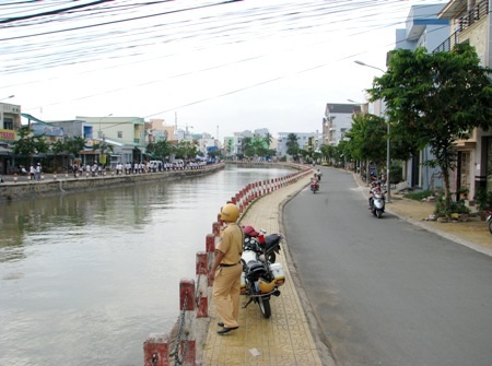 Ngập tràn rác trong ngày phát động...tuyến đường kiểu mẫu - 9 Vô tư câu cá tại hồ tiền tỷ trong ngày phát động tuyến đường văn hóa, văn minh. (Ảnh: Huỳnh Hải)