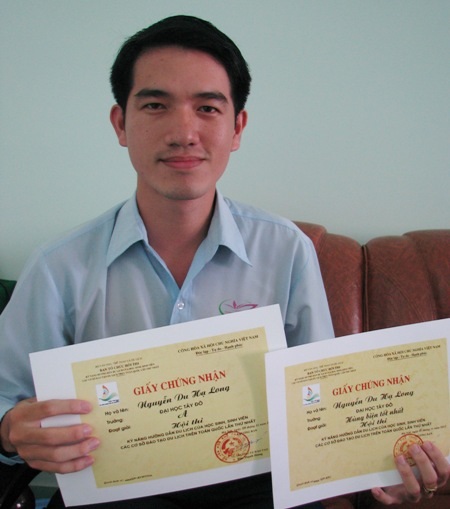 Chàng sinh viên Du lịch giỏi hùng biện bằng... tiếng Anh - 3 Hạ Long trong phần thi hùng biện...