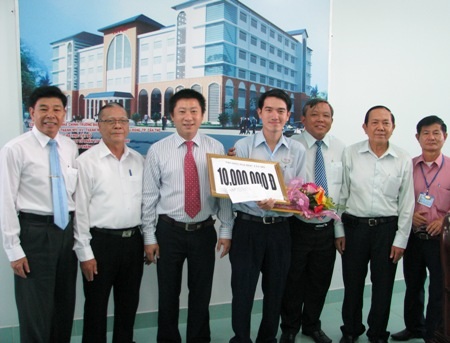 Chàng sinh viên Du lịch giỏi hùng biện bằng... tiếng Anh - 4 Hạ Long trong phần thi hùng biện...