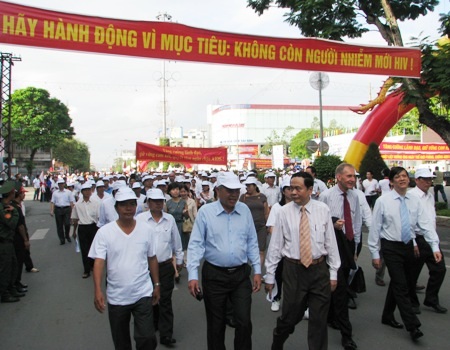Hơn 3.000 người đi bộ vì “một xã hội không HIV” - 4 Các đại biểu cùng đi bộ diễu hành vì một xã hội không còn người nhiễm mới HIV. (Ảnh: Huỳnh Hải)