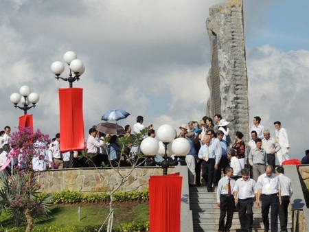 Đông đảo người dân tham quan khu tưởng niệm trong sáng 23/11.