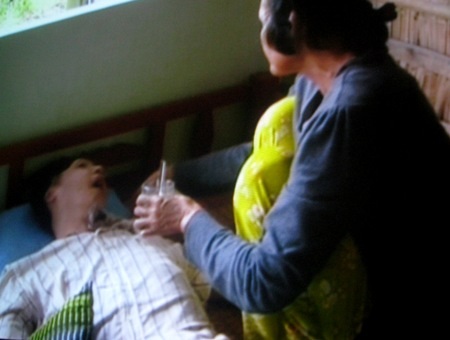 Nỗi đau của nạn nhân và gia đình sau TNGT. (Ảnh: Huỳnh Hải)