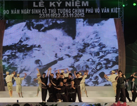 Một tiết mục biểu diễn nghệ thuật ca ngợi đóng góp của Thủ tướng Võ Văn Kiệt tại lễ kỷ niệm.