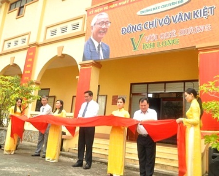 Khai mạc triển lãm Đồng chí Võ Văn Kiệt với quê hương Vĩnh Long. (Nguồn ảnh: Báo Vĩnh Long)