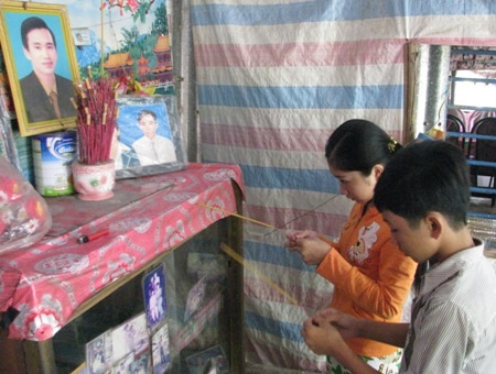 Hơn 42 triệu đồng đến với hai chị em mồ côi - 1 Hơn 42 triệu đồng đến với hai chị em mồ côi