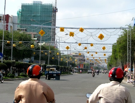 Ngày đầu nghỉ Tết, khu vui chơi vẫn đìu hiu - 7 Giàn đèn đón Tết 2013 trên đường phố Cần Thơ.