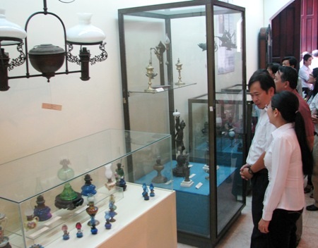Độc đáo hàng trăm ngọn đèn cổ - 1 Khách đến xem trưng bày đèn cổ.