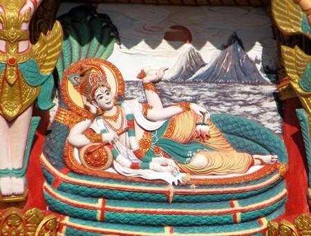 Chiêm ngưỡng vẻ đẹp đặc sắc ngôi chùa Phật giáo Khmer - 7 Một trong nhiều hình ảnh nhà Phật được trang trí bên hông chánh điện.