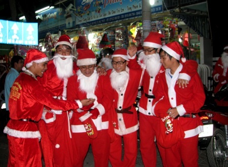 Vừa chập tối, nhóm ông già Noel bàn kế hoạch chia nhau đi phát quà.