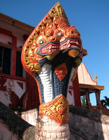 Chiêm ngưỡng vẻ đẹp đặc sắc ngôi chùa Phật giáo Khmer - 13 Những nét cổ kính của các ngôi chùa cũ kề chánh điện mới.