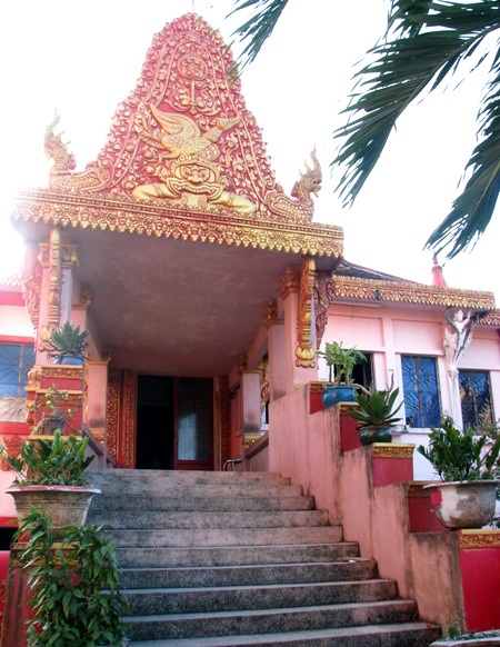 Chiêm ngưỡng vẻ đẹp đặc sắc ngôi chùa Phật giáo Khmer - 14 Những nét cổ kính của các ngôi chùa cũ kề chánh điện mới.