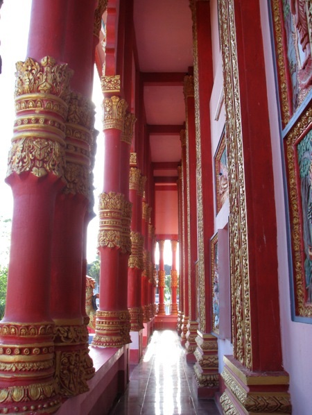 Chiêm ngưỡng vẻ đẹp đặc sắc ngôi chùa Phật giáo Khmer - 3 Hành lang ngôi chánh điện.