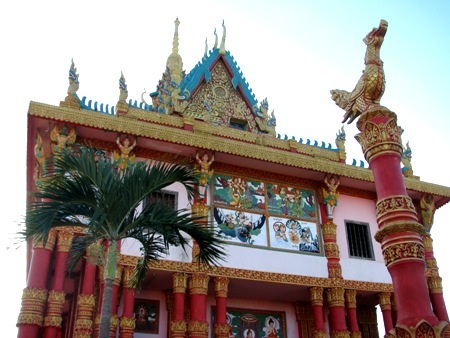 Chiêm ngưỡng vẻ đẹp đặc sắc ngôi chùa Phật giáo Khmer - 2 Mặt tiền chánh điện.