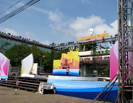 Ngày đầu nghỉ Tết, khu vui chơi vẫn đìu hiu - 9 Sân khấu đêm văn hóa văn nghệ mừng năm mới đang hoàn thành ngay giữa trung tâm TP.