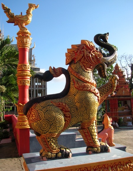 Chiêm ngưỡng vẻ đẹp đặc sắc ngôi chùa Phật giáo Khmer - 6 ...và những con vật thể hiện sức mạnh, linh thiêng ngay cửa ra vào chánh điện.