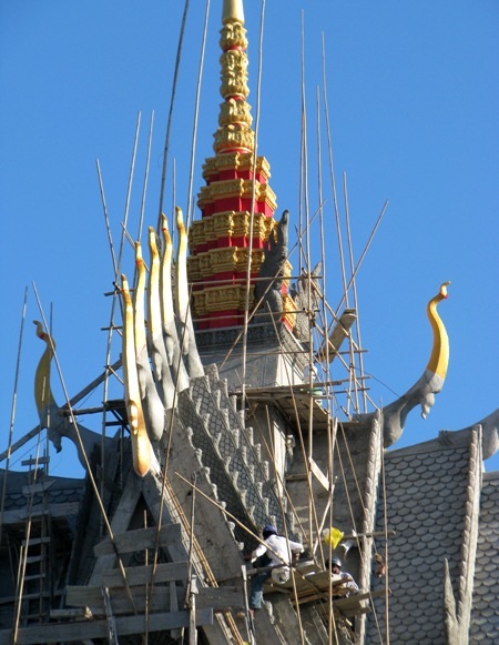 Chiêm ngưỡng vẻ đẹp đặc sắc ngôi chùa Phật giáo Khmer - 16 Thêm một tháp điện mới đang hình thành trong khuôn viên chùa.