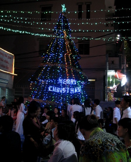 Người dân tề tựu bên cây thông Noel tại một nhà thờ Tin Lành...