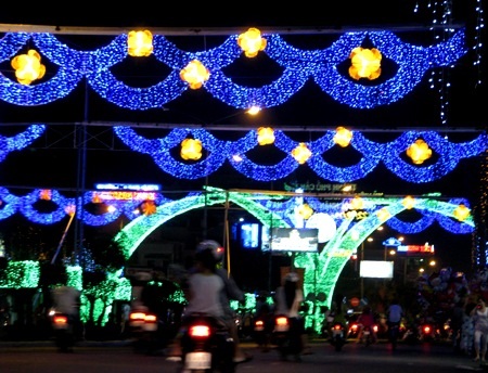 Ngày đầu nghỉ Tết, khu vui chơi vẫn đìu hiu - 8 Đường phố rực sáng về đêm chào năm mới.