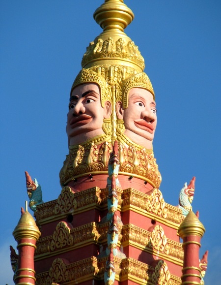 Chiêm ngưỡng vẻ đẹp đặc sắc ngôi chùa Phật giáo Khmer - 8 Những nét trạm trỗ độc đáo trên đỉnh tháp hài cốt...