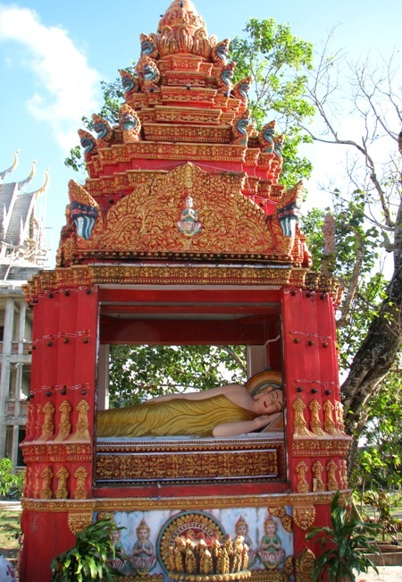 Chiêm ngưỡng vẻ đẹp đặc sắc ngôi chùa Phật giáo Khmer - 11 Nhà Phật niết bàn có những họa tiết khá cầu kỳ.