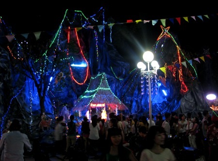 ...và bên hang đá sẵn sàng đón Chúa giáng sinh.