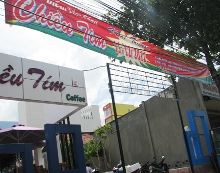 Hàng thời trang đua "giảm giá kỷ lục" cuối năm - 3 Một quán cà phê tung khuyến mãi bốc thăm trúng thưởng.