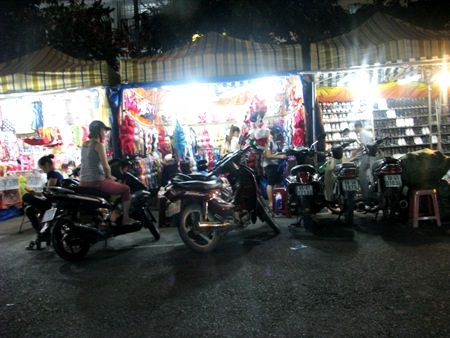 Nghị trường Cần Thơ cũng “nóng” vì hàng giả, hàng lậu - 1 Một góc chợ đêm Ninh Kiều- Cần Thơ.