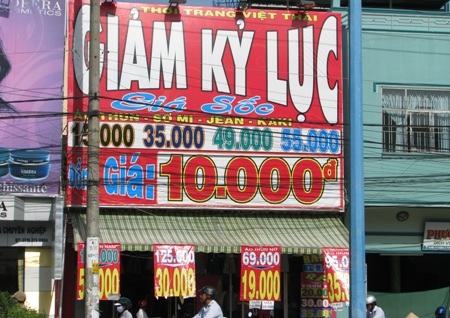 Hàng thời trang đua "giảm giá kỷ lục" cuối năm - 2 Nhiều chiêu sốc tung ra để bán hàng.