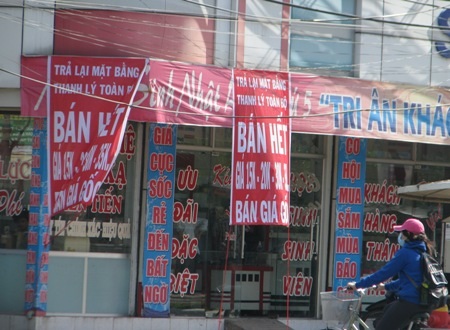 Hàng thời trang đua "giảm giá kỷ lục" cuối năm - 4 Thời của mắt kính dường như đã qua. (Ảnh: Huỳnh Hải)