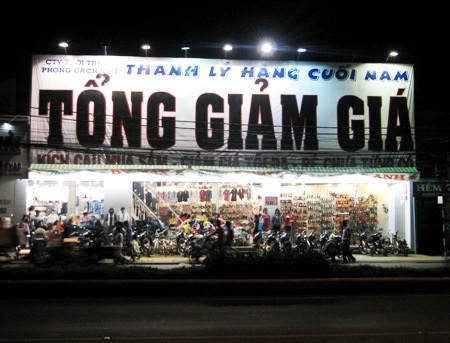 Hàng thời trang đua "giảm giá kỷ lục" cuối năm - 1 Trưng biển to nhất có thể để hút khách.