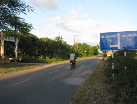 "Hùng vĩ" cây xoài cổ thụ 300 năm tuổi - 6 Biển chỉ đường dẫn vào cây xoài cổ thụ. (Ảnh: Huỳnh Hải)